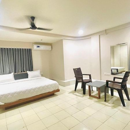 Hotel Royal Orbit Rajkot Extérieur photo