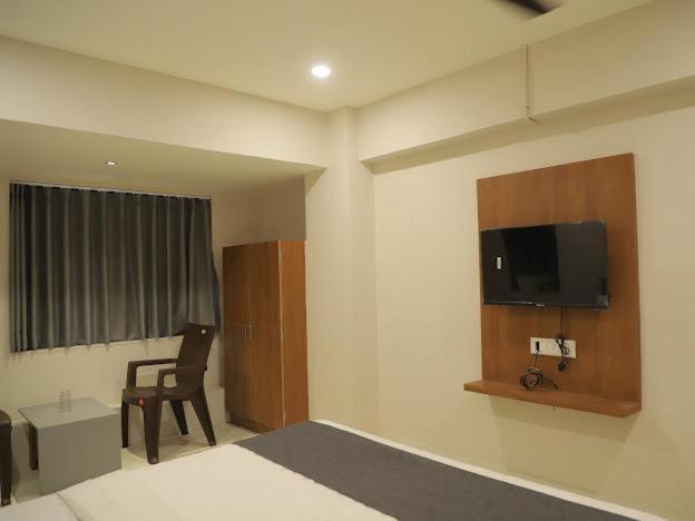 Hotel Royal Orbit Rajkot Extérieur photo