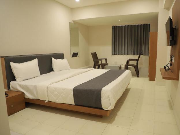 Hotel Royal Orbit Rajkot Extérieur photo