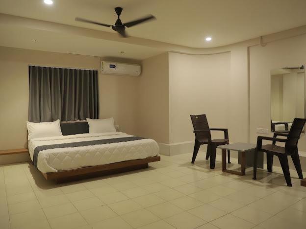 Hotel Royal Orbit Rajkot Extérieur photo