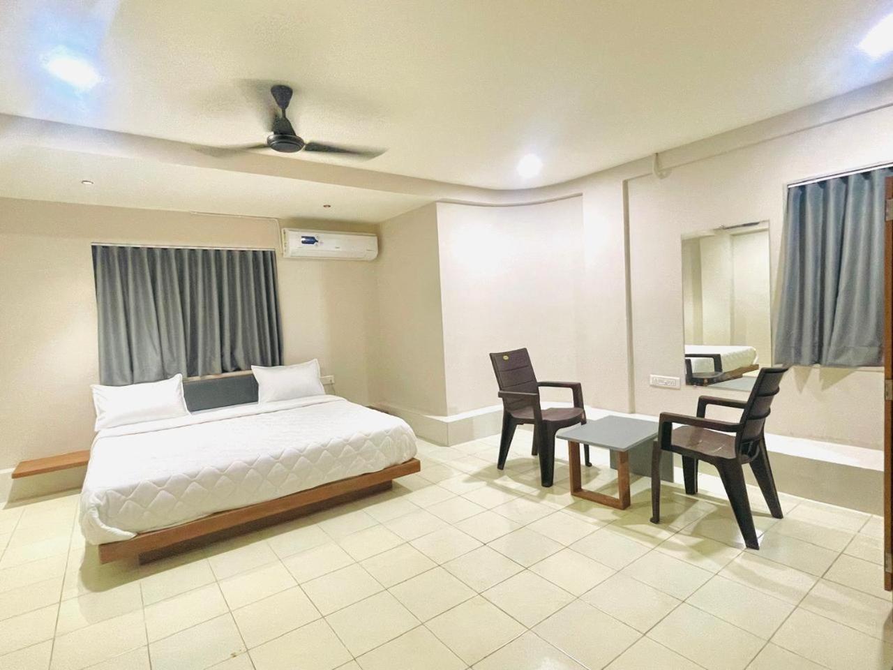 Hotel Royal Orbit Rajkot Extérieur photo