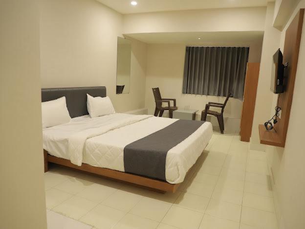 Hotel Royal Orbit Rajkot Extérieur photo